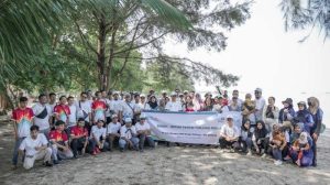 PLN salurkan bantuan tempat sampah di Pantai Tanjung Pendam