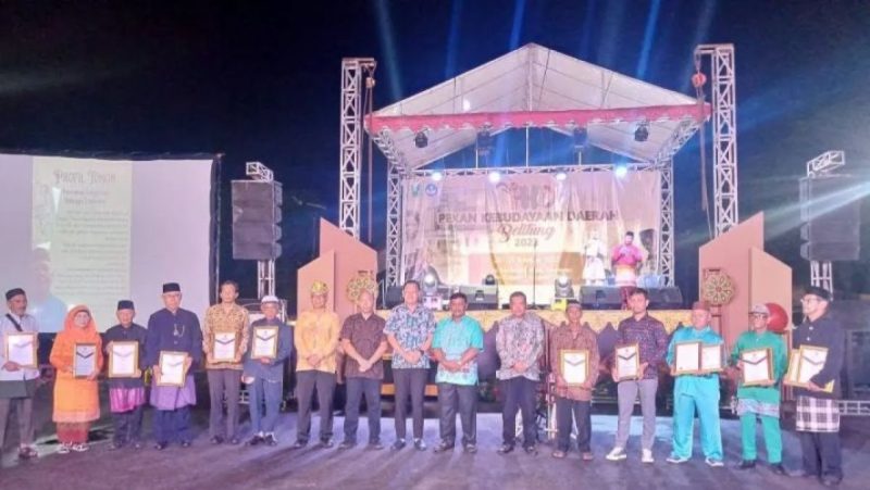 Serah Penghargaan Kepada 12 Tokoh Seni dan Budaya, Dalam Melestarikan Serta Memajukan Belitung