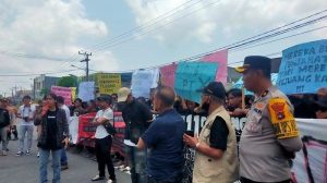 Perwakilan Masyarakat Menuntut Pembebasan 11 Tersangka Yang Merupakan Warga Kecamatan Membalong Atas Kasus Dugaan Perusakan Aset PT Foresta Lestari Dwikarya