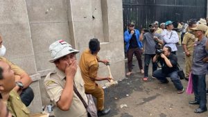Demo Ricuh, Massa Apdesi Lempari Polisi dengan Botol Air Mineral
